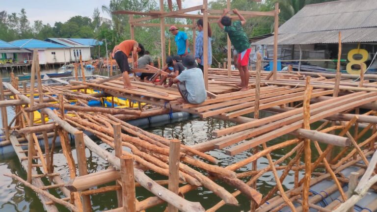 Pangkas Biaya Pakan, Mahasiswa BDP UMRAH Bangun Bagan Apung untuk Nelayan Madong