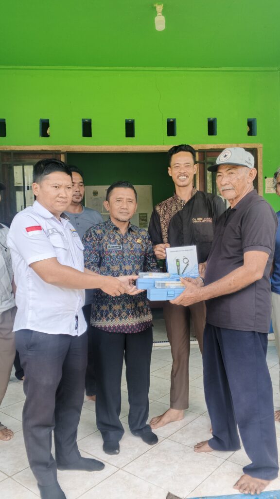 Penyerahan bantuan alat pengukur kualitas air