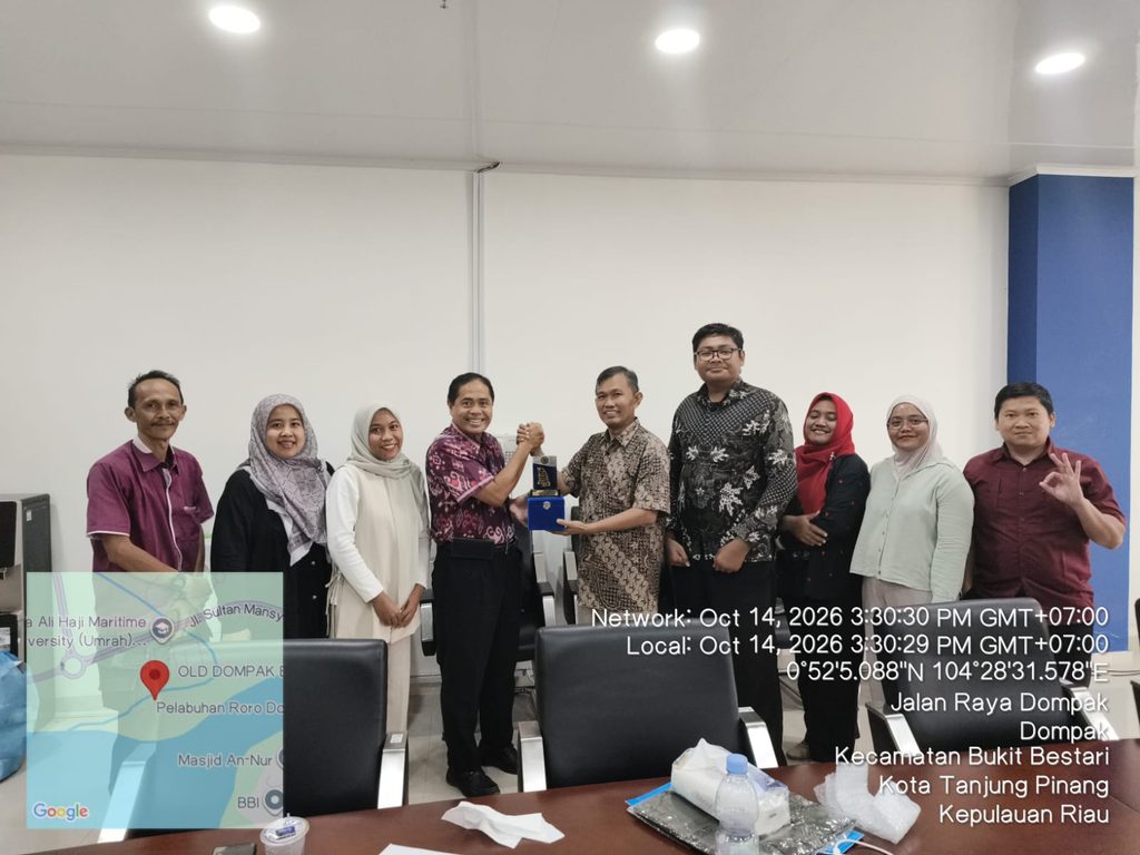 Penyerahan Cenderamata dan Sesi Foto Bersama Kegiatan Evaluasi Kurikulum BDP FIKP UMRAH
